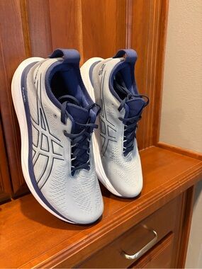 Asics Gel Nimbus Extra Wide 10 Men's Running Shoes in Light Grey and Navy